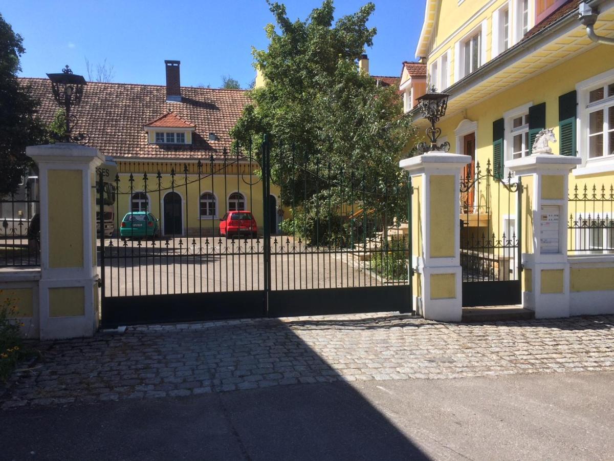 Ferienwohnung Im Gruenen Auf Idyllisch Gelegenen Gutshof Und Doch So Zentral Waldshut-Tiengen Exterior photo